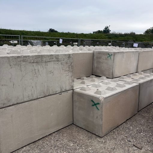 Betonschutzwand aus Betonsteinen