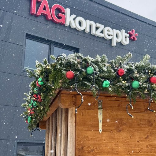 Deko Paket 3: Dekoration für Altholzhütten - mit Tannenzweigen + LED Lichterkette +  Kugeln