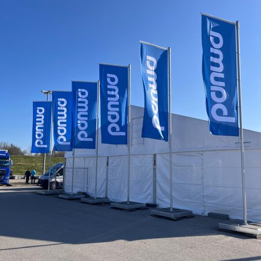 Fahnenmasten Mobil mit Konsole